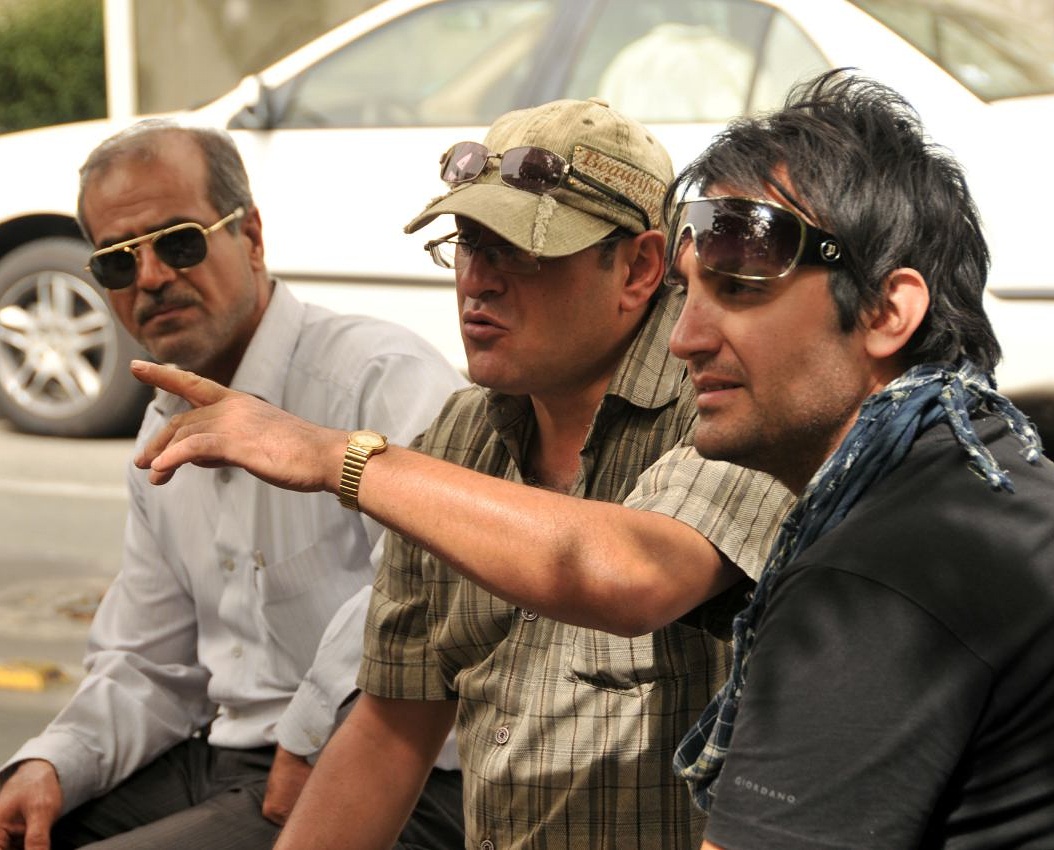 تصویری از مجید وحیدیان، نویسنده و کارگردان سینما و تلویزیون در حال بازیگری سر صحنه یکی از آثارش