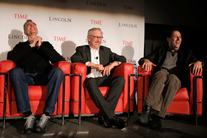 Tony Kushner در صحنه فیلم سینمایی لینکلن به همراه استیون اسپیلبرگ و دانیل دی-لوئیس