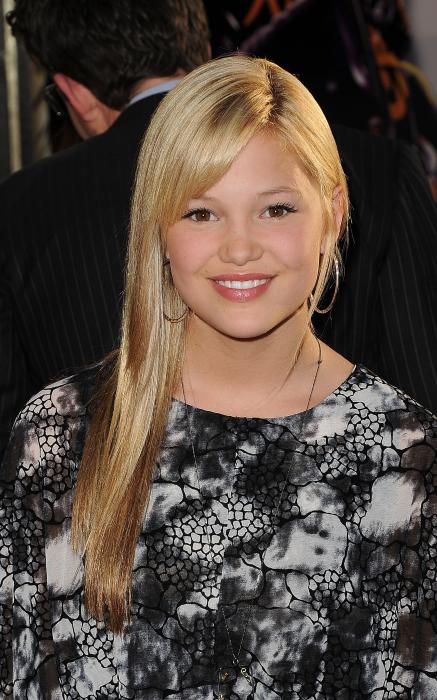 Olivia Holt در صحنه فیلم سینمایی فولاد اصل