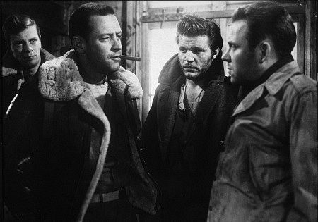 ویلیام هولدن در صحنه فیلم سینمایی بازداشتگاه 17 به همراه Richard Erdman، Neville Brand و پیتر گریوز