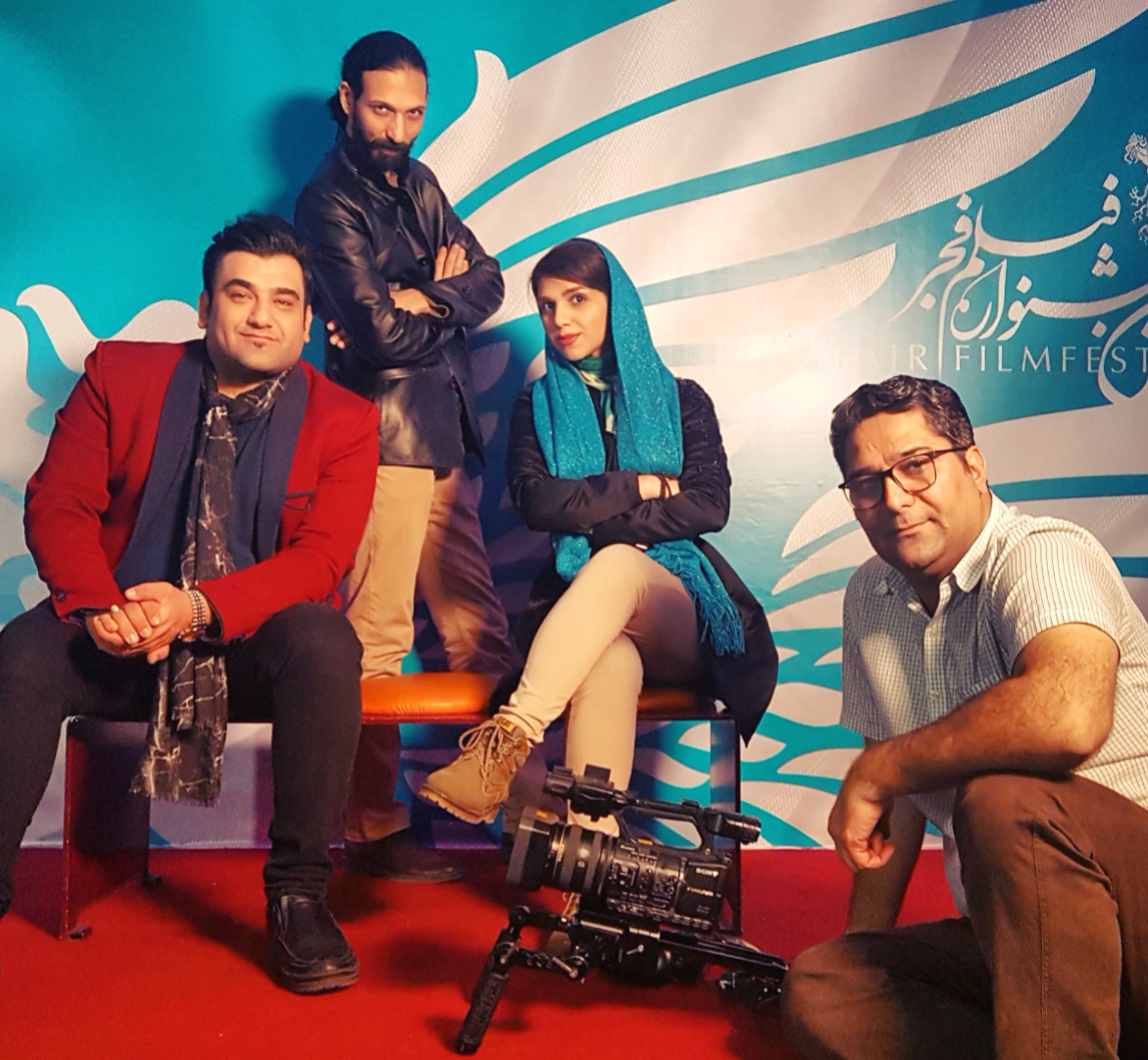 تصویری از شهاب کاظمی، مجری طرح و مدیر تحقیق و توسعه (R&D) سینما و تلویزیون در حال بازیگری سر صحنه یکی از آثارش