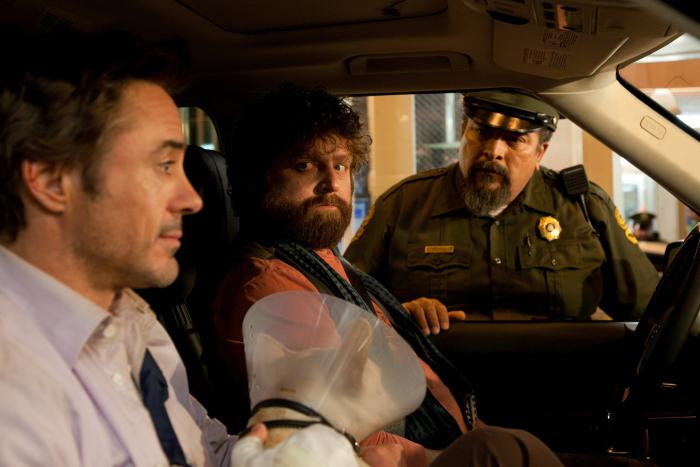 Paul Renteria در صحنه فیلم سینمایی موعد مقرر به همراه زک گالیفیاناکیس و رابرت داونی جونیور