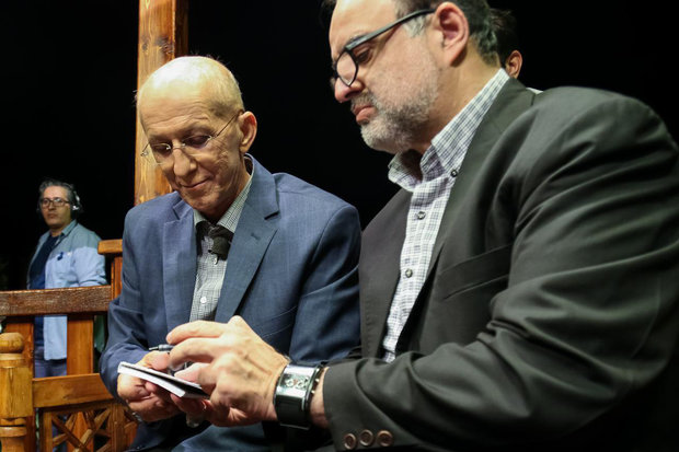 پشت صحنه برنامه تلویزیونی ماه نشان به کارگردانی 