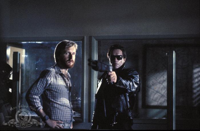جیمز کامرون در صحنه فیلم سینمایی نابودگر به همراه آرنولد شوارتزنگر