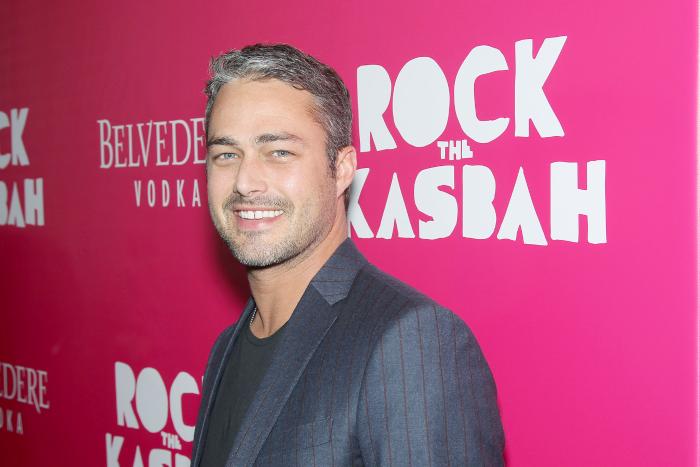 Taylor Kinney در صحنه فیلم سینمایی قصبه را بلرزان