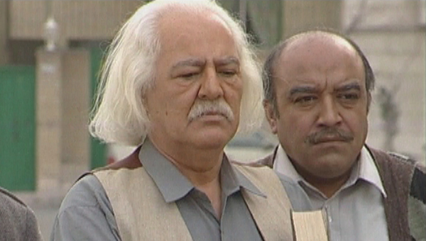 جمشید اسماعیل‌خانی در صحنه سریال تلویزیونی رستوران خانوادگی به همراه مظفر مقدم