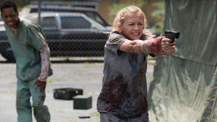 امیلی کینی در صحنه سریال تلویزیونی مردگان متحرک به همراه Tyler James Williams