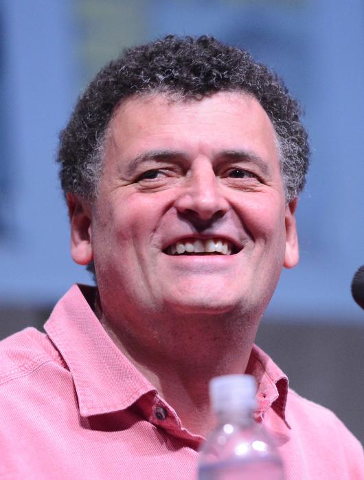 Steven Moffat در صحنه سریال تلویزیونی Doctor Who