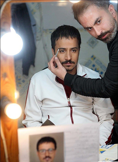 علی بهرامی‌فر در تست گريم سریال تلویزیونی همسایه‌ها به همراه حسین سلیمانی