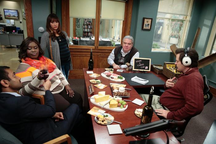 Retta در صحنه سریال تلویزیونی پارک ها و تفریحات به همراه Jim O'Heir، نیک آفرمن، Aziz Ansari و Rashida Jones