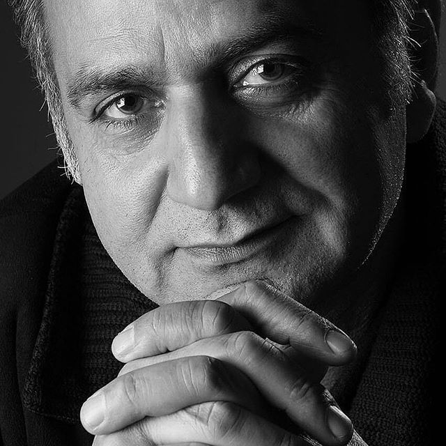 تصویری از پرویز پرستویی، بازیگر و تهیه کننده سینما و تلویزیون در حال بازیگری سر صحنه یکی از آثارش