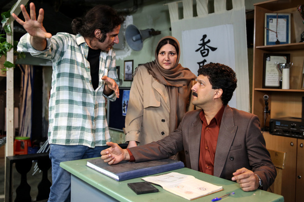 حامد بهداد در صحنه فیلم سینمایی گیج گاه به همراه باران کوثری