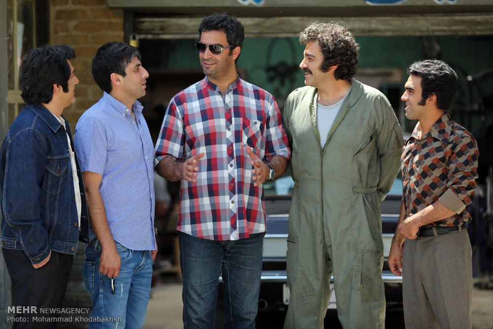 حمید گودرزی در پشت صحنه سریال تلویزیونی دلدادگان به همراه آرش مجیدی و منوچهر هادی