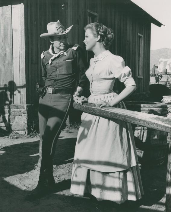 Audie Murphy در صحنه فیلم سینمایی 40 Guns to Apache Pass به همراه Laraine Stephens