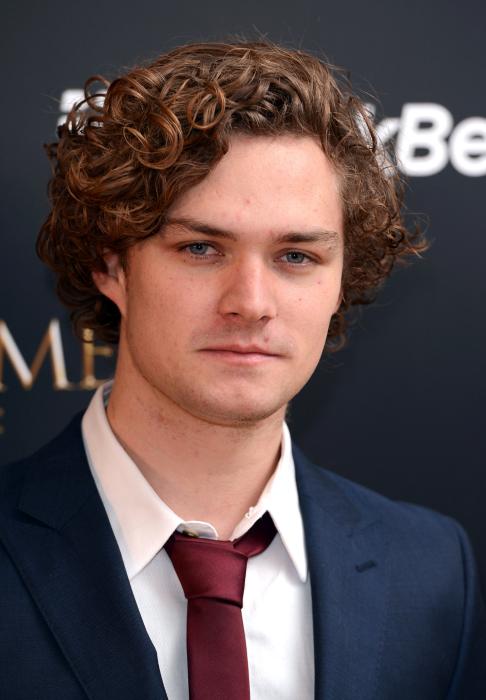 Finn Jones در صحنه سریال تلویزیونی بازی تاج و تخت