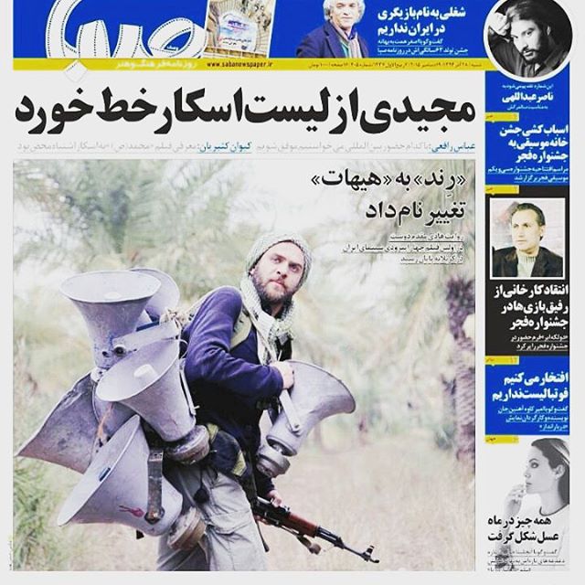 تصویری از بابک حمیدیان، بازیگر و تهیه کننده سینما و تلویزیون در حال بازیگری سر صحنه یکی از آثارش