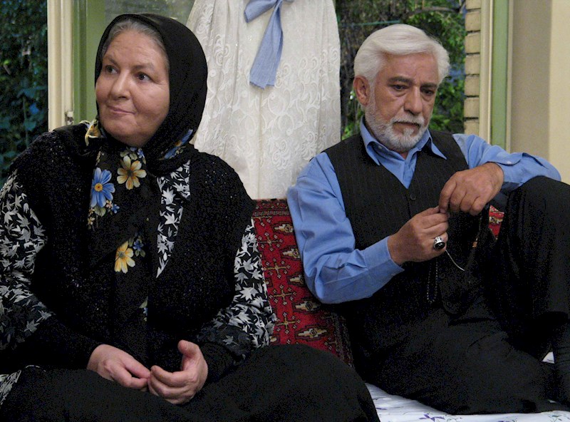 حسین معلومی در صحنه سریال تلویزیونی آدمخوار به همراه مینا جعفرزاده