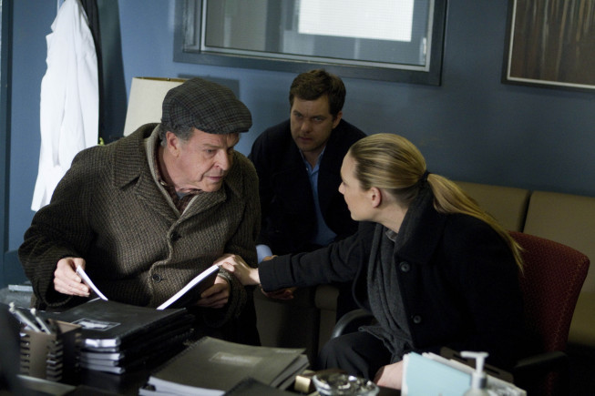 جان نوبل در صحنه سریال تلویزیونی فرینج به همراه جاشوا جکسون و Anna Torv