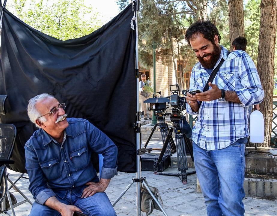 تصویری از عبدالله اسکندری، طراح گریم و چهره‌پرداز سینما و تلویزیون در پشت صحنه یکی از آثارش