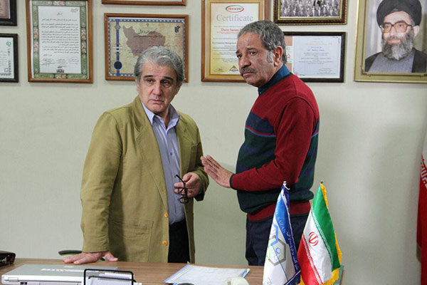 مهدی هاشمی در صحنه سریال تلویزیونی در جستجوی آرامش به همراه داریوش فرهنگ