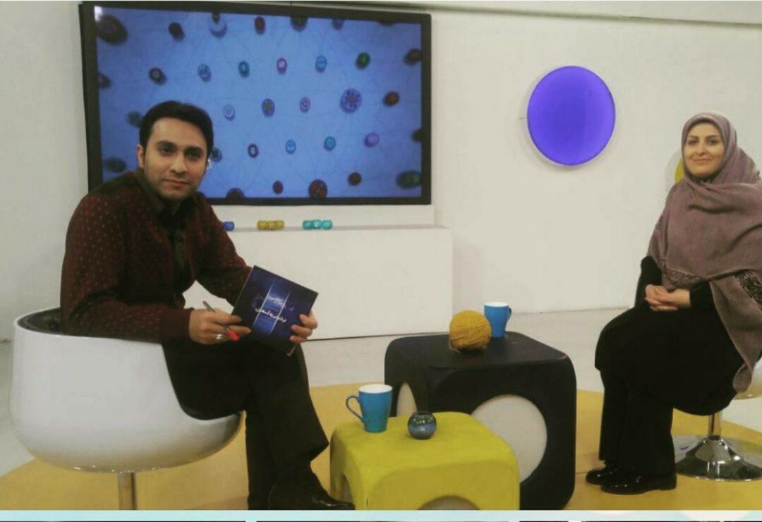 تصویری از مرجان بیات، تهیه کننده سینما و تلویزیون در حال بازیگری سر صحنه یکی از آثارش