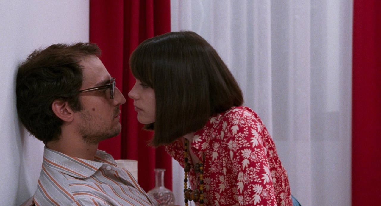 استیسی مارتین در صحنه فیلم سینمایی گدار عشق من به همراه Louis Garrel