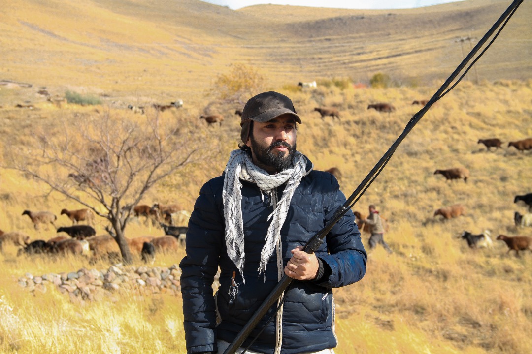 تصویری از مصطفی محمدی، دستیار صدابردار سینما و تلویزیون در حال بازیگری سر صحنه یکی از آثارش