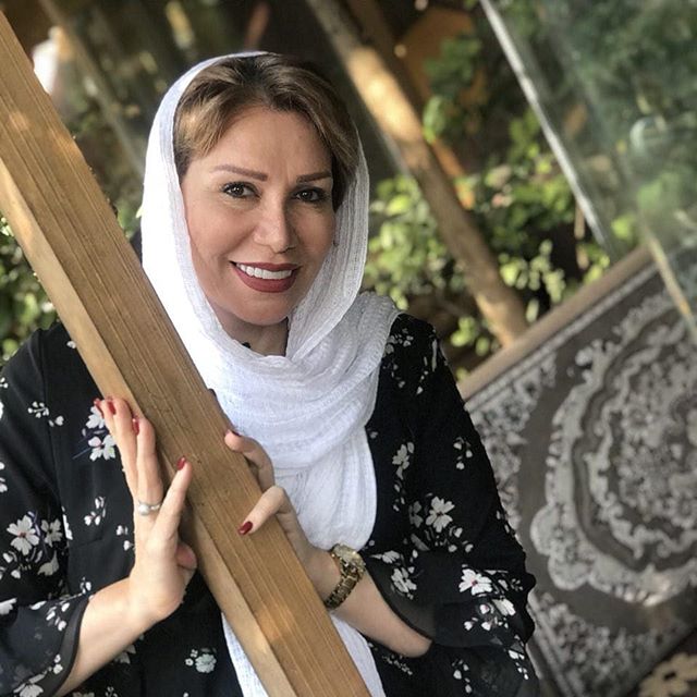 تصویری شخصی از لیلا عزیزی، بازیگر و کارشناس سینما و تلویزیون