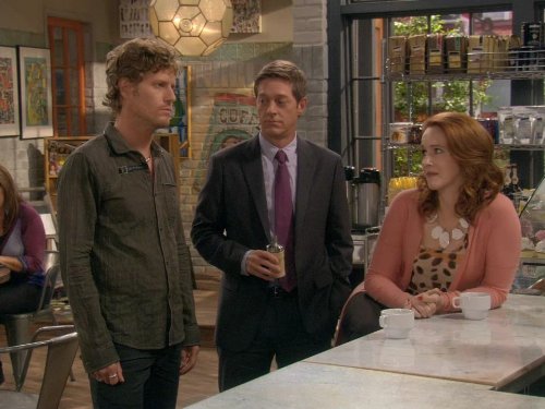 Eric Sheffer Stevens در صحنه سریال تلویزیونی I Hate My Teenage Daughter به همراه Kevin Rahm و Katie Finneran