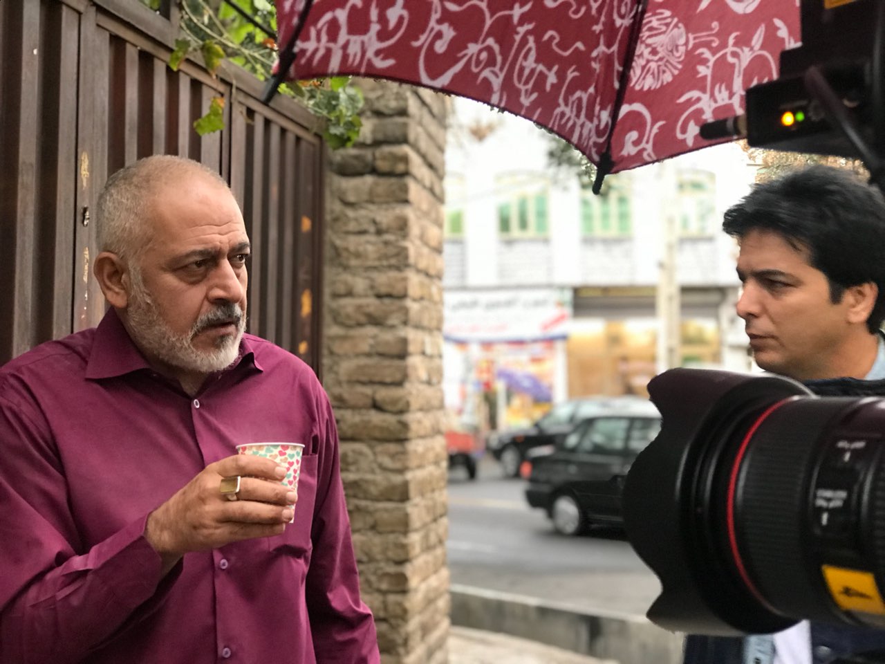 مجید مشیری در پشت صحنه سریال تلویزیونی مس به همراه عبدالرضا صادقی‌جهانی