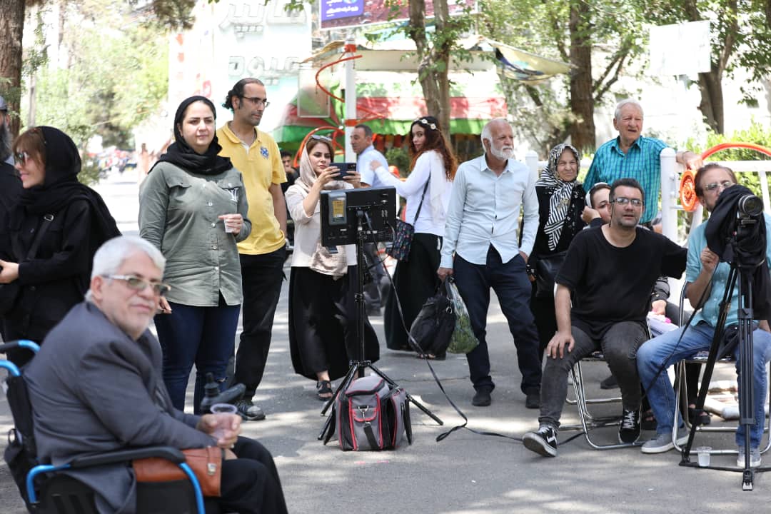 تصویری از امیر کرم یزدی، کارگردان و نویسنده سینما و تلویزیون در پشت صحنه یکی از آثارش