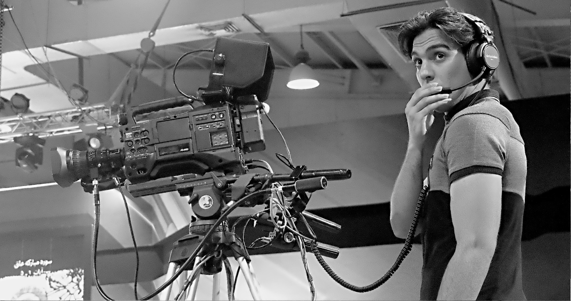 تصویری از میلاد واعظی‌مجد، دستیار اول فیلمبردار و فیلمبردار سینما و تلویزیون در حال بازیگری سر صحنه یکی از آثارش