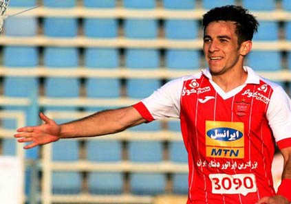 تصویری از فرشاد احمد زاده سینما و تلویزیون در حال بازیگری سر صحنه یکی از آثارش