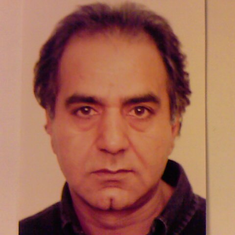 تصویری از پرویز پرستویی، بازیگر و تهیه کننده سینما و تلویزیون در حال بازیگری سر صحنه یکی از آثارش