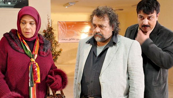 محمدرضا شریفی‌نیا در صحنه سریال تلویزیونی ما فرشته نیستیم به همراه برزو ارجمند و گوهر خیراندیش
