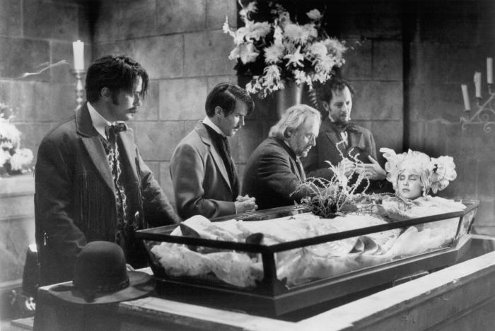 بیلی کمپل در صحنه فیلم سینمایی دراکولا به همراه ریچارد ای گرانت، کری الویس، سعدی فراست و آنتونی هاپکینز