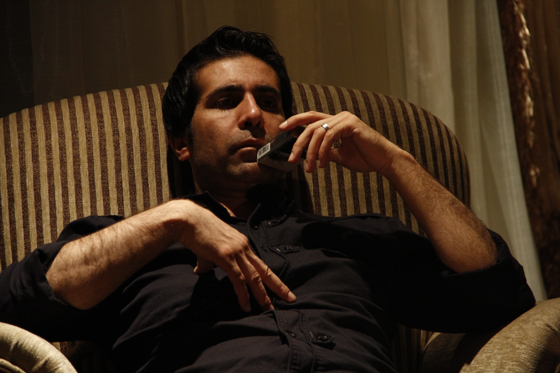 تصویری از ساسان حبیبی، بازیگر و نویسنده سینما و تلویزیون در حال بازیگری سر صحنه یکی از آثارش