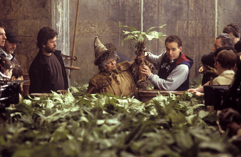 میریام مارگولیس در صحنه فیلم سینمایی هری پاتر و تالار اسرار به همراه کریس کلمبوس