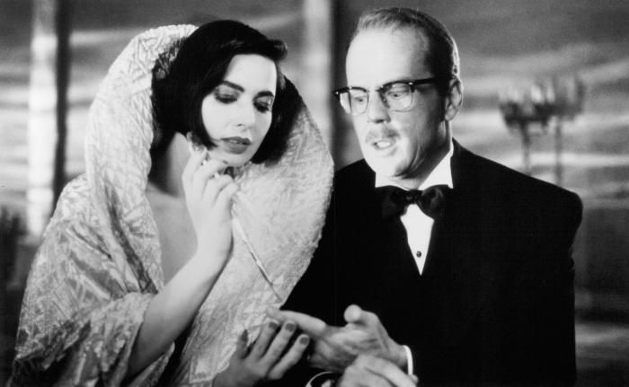 ایزابلا روسلینی در صحنه فیلم سینمایی مرگ درخور اوست به همراه بروس ویلیس