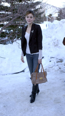 Nora Zehetner در صحنه فیلم سینمایی آجر