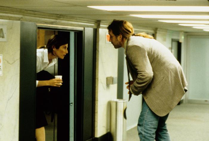 جان کیوسک در صحنه فیلم سینمایی جان مالکوویچ بودن به همراه Catherine Keener