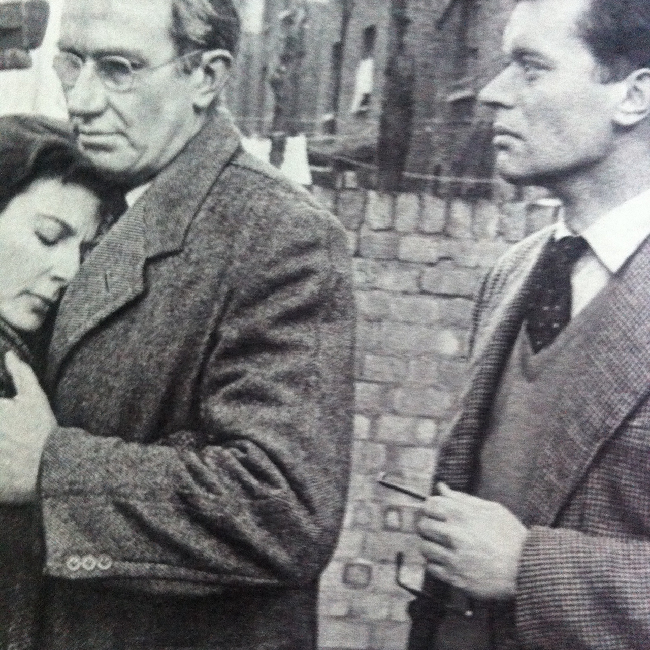 Bernard Miles در صحنه فیلم سینمایی Sapphire به همراه Paul Massie و Yvonne Mitchell