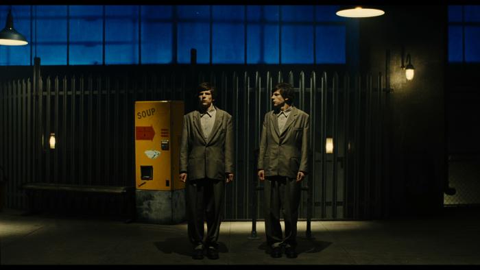 جسی ایزنبرگ در صحنه فیلم سینمایی The Double
