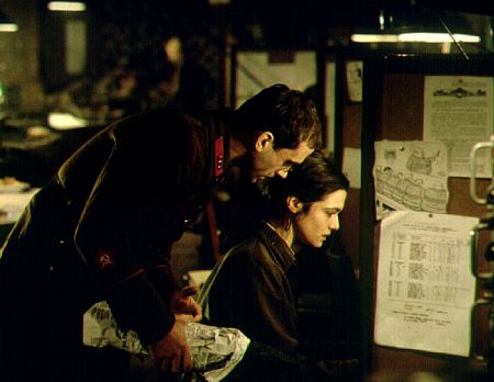 جوزف فینز در صحنه فیلم سینمایی دشمن پشت دروازه ها به همراه ریچل وایس