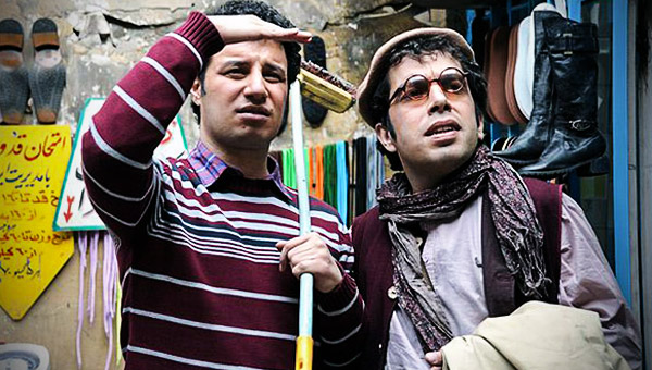 جواد عزتی در صحنه سریال تلویزیونی سه دونگ، سه دونگ به همراه عباس جمشیدی‌فر