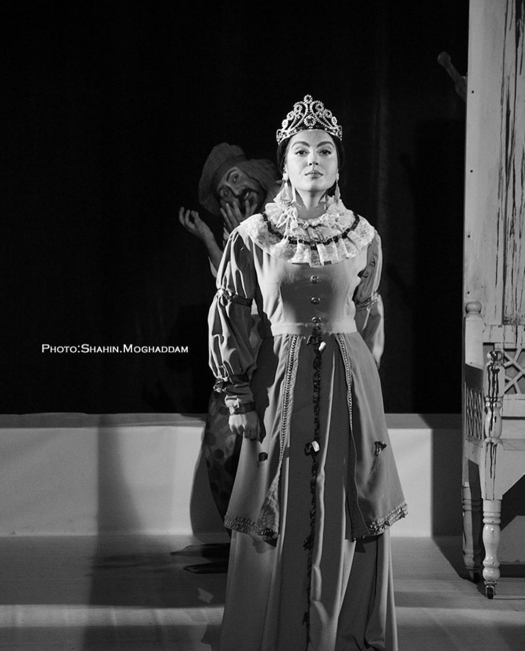 تصویری از مونا کرمی، بازیگر سینما و تلویزیون در حال بازیگری سر صحنه یکی از آثارش