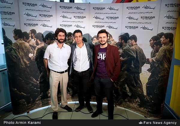 ابراهیم امینی در اکران افتتاحیه فیلم سینمایی ایستاده در‌ غبار