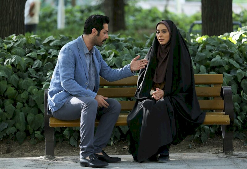 کامران تفتی در صحنه سریال تلویزیونی آرام می گیریم به همراه مونا فرجاد
