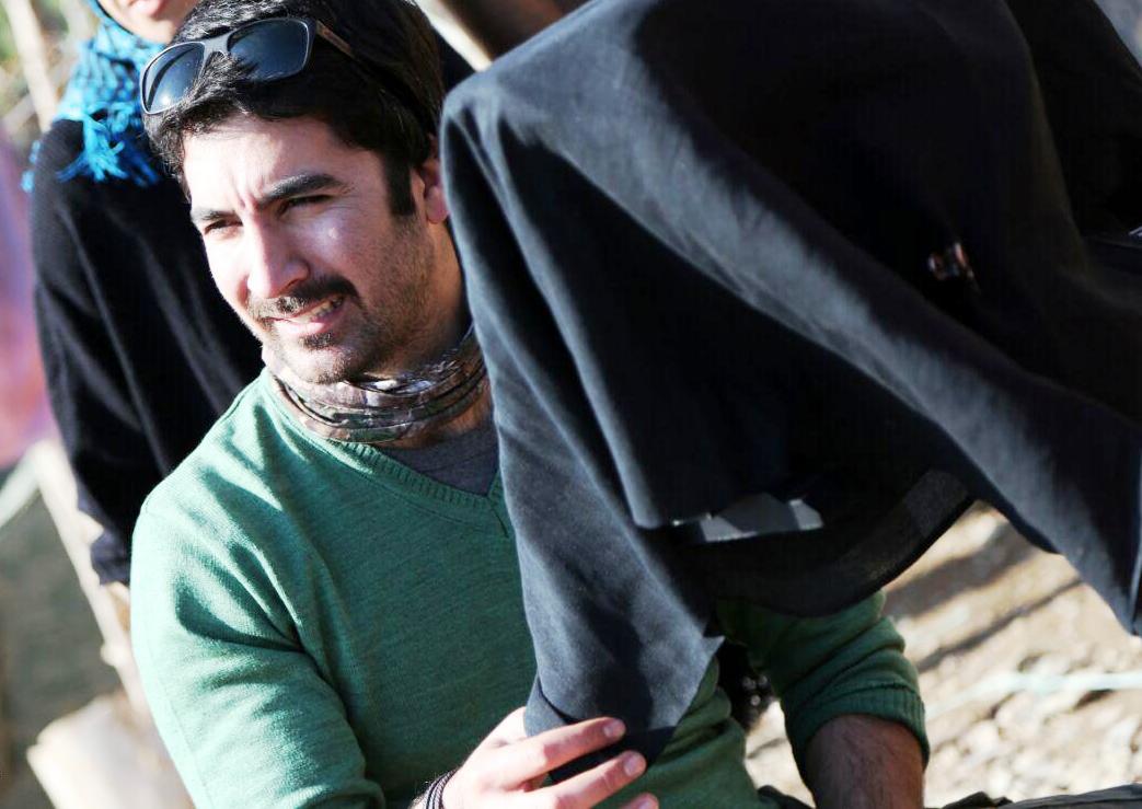 تصویری از کریم امینی، بازیگر و دستیار کارگردان سینما و تلویزیون در پشت صحنه یکی از آثارش