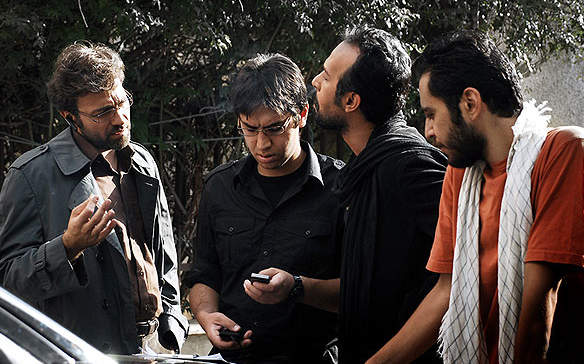 کامران تفتی در پشت صحنه سریال تلویزیونی زیر هشت به همراه آرش مجیدی